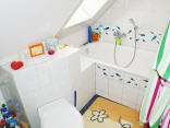 Bad mit Wanne und Fenster