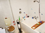 Bad mit Wanne und Fenster